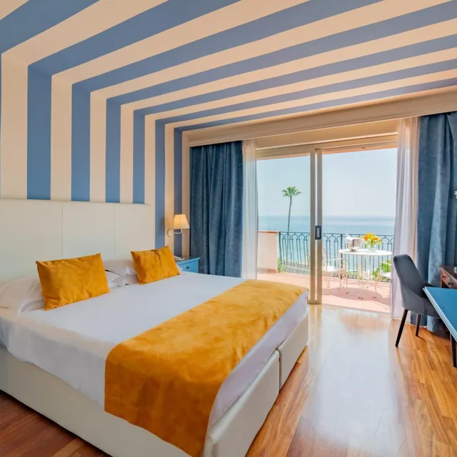 غرفة بريميوم بسرير مزدوج بإطلالة على البحر بشرفة في الطابق العلوي، Hotel Caparena 1/4