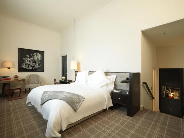 جناح سوبيريور بسريرين كينج، Rosewood London 2/3