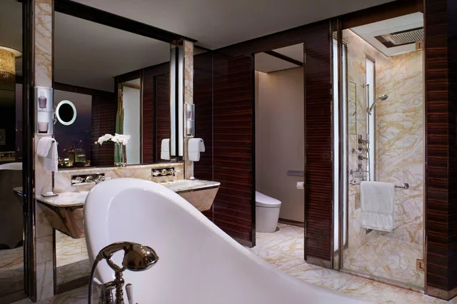 جناح كلوب بسرير كينج، The Ritz Carlton Shanghai Pudong 2/2