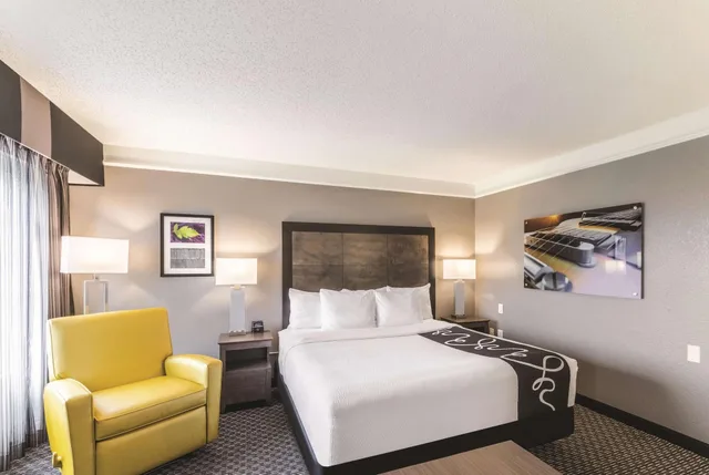 Room, King Bed, Pool or Courtyard View, Courtyard View، La Quinta Inn and Suites by Wyndham Austin Near The Domain 2/7