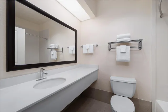 جناح بسرير كينج مع أريكة بمطبخ، Best Western Plus Downtown Inn & Suites 4/5