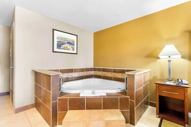 غرفة قياسية بسرير كينج بحوض جاكوزي، Best Western California City Inn & Suites 4/4
