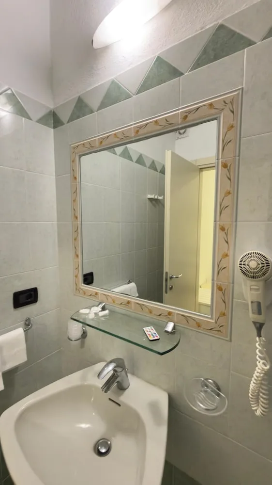 غرفة بسريرين منفصلين بإطلالة على البحر بشرفة، Parco dei Principi Resort & Spa Ischia 4/5