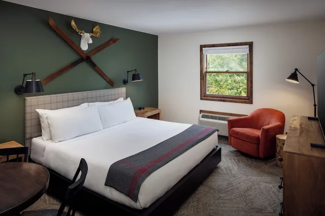 Lodge, King Bed, Main Building, Accessible، The Lodge at Schroon Lake 1/3
