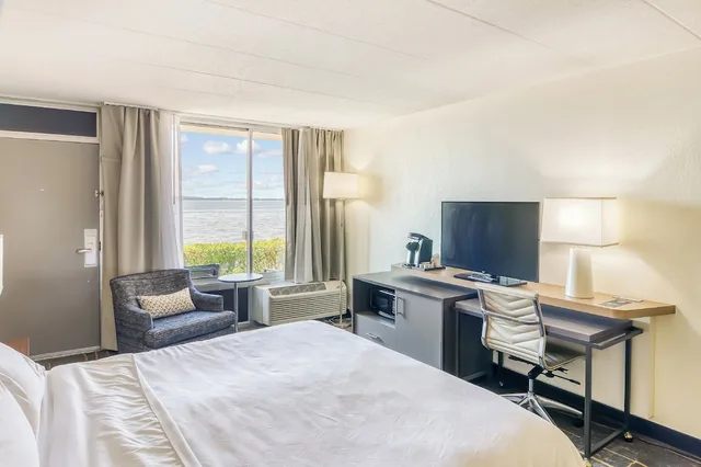 غرفة قياسية بسرير كينج بإطلالة على البحيرة لذوي الإعاقة، Holiday Inn Detroit Lakes 1/1