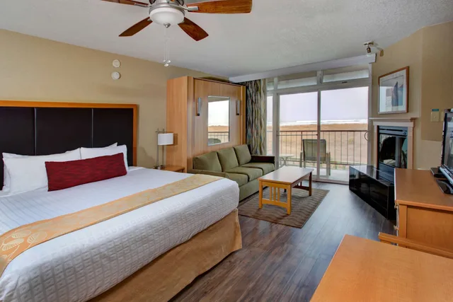 غرفة قياسية بسرير كينج وسرير كوين بمطبخ صغير، Best Western Plus Ocean View Resort 1/10