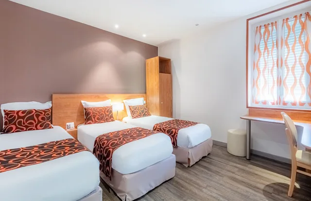 Room, Triple, 1 Double and 1 Single Bed, The Originals City Hotel Regina, Perigueux 2/4
