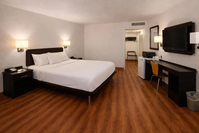 1 King Bed - Mobility Accessible RI Shower Nsmk, Motel6 Blythe, CA 4/10