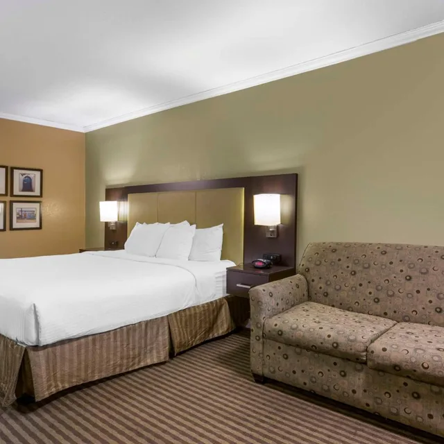 جناح بسرير كينج مع أريكة بجاكوزي، Royal Sun Inn & Suites 3/4