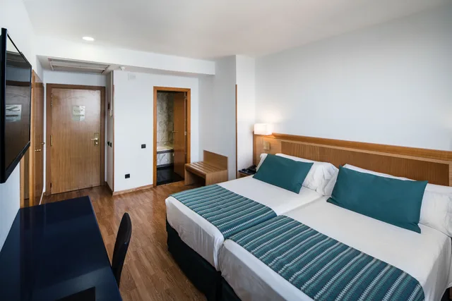 غرفة بسريرين منفصلين بإطلالة على البحر بشرفة، Hotel Catalonia Las Vegas - Adults Only 1/5