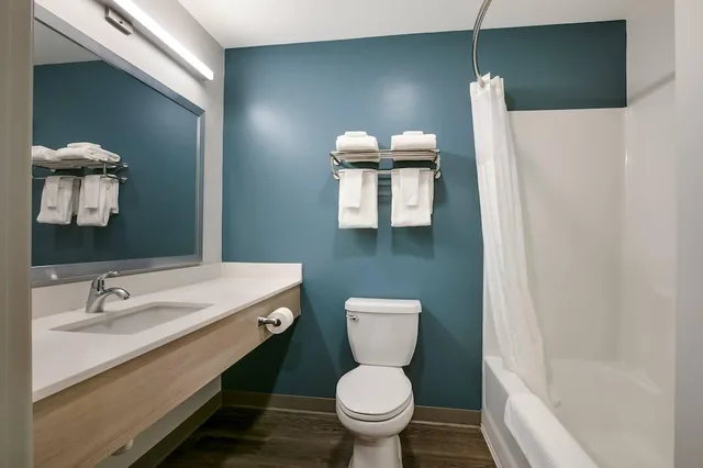 جناح بسرير كوين مع أريكة، WoodSpring Suites Knoxville West 10/10