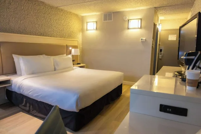 غرفة بسرير كينج مع أريكة، Radisson Hotel Fort St. John, BC 3/6