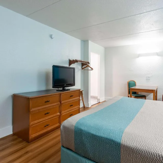 غرفة بسرير كينج للمدخنين، Motel6 North Little Rock, AR - McCain 8/10