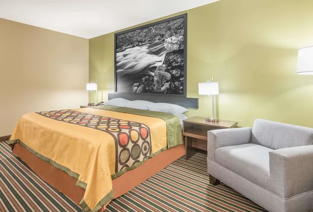 غرفة قياسية بسرير كينج للمدخنين، Super 8 By Wyndham Bryant Little Rock Area 4/5
