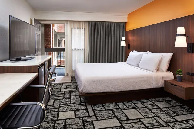 غرفة قياسية كبيرة بسرير كينج بحوض جاكوزي، Best Western Plus Meridian Inn & Suites, Anaheim-Orange 2/3