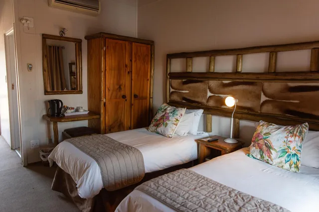 Standard, Twin Beds, Riverside Lodge 2/5
