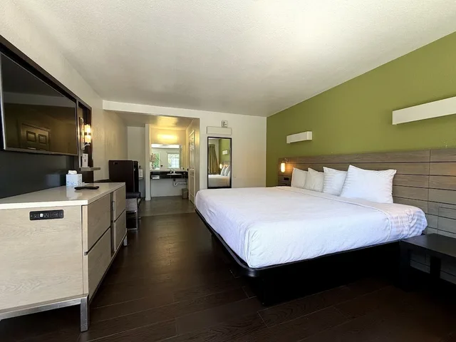 غرفة سيغنتشر بسرير كينج لذوي الإعاقة، Motel 6 Monterey Downtown 2/10