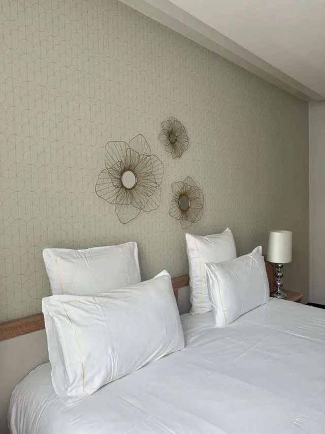 Room, Queen Bed, Street View، Best Western Plus Le Picardy Hotel & Spa 8/10