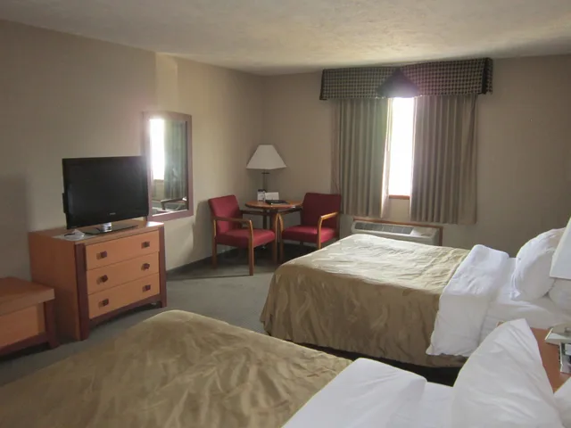 غرفة بسريرين كوين بحوض جاكوزي في الطابق الأرضي، Quality Inn Nashville Bloomington 4/9