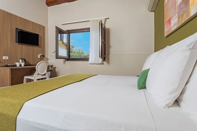 غرفة كلاسيكية بسرير كينج بإطلالة على الحديقة، Feudogrande Agriturismo 2/6