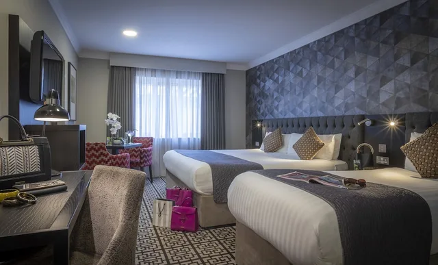 غرفة ثلاثية بسرير مزدوج وسرير فردي، Talbot Hotel Stillorgan 1/7