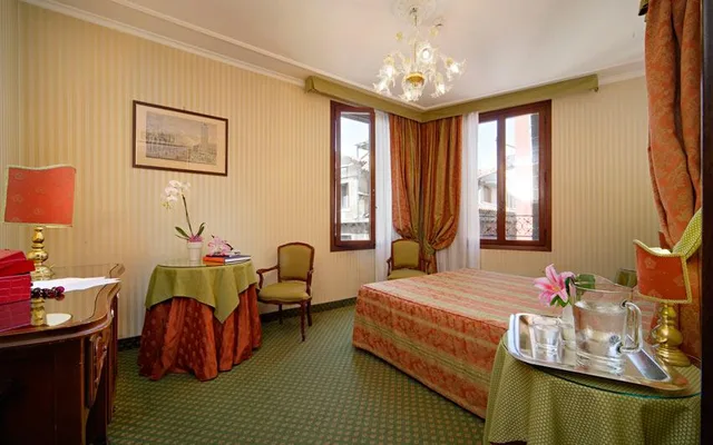 Superior, Triple, Kette Hotel 1/2