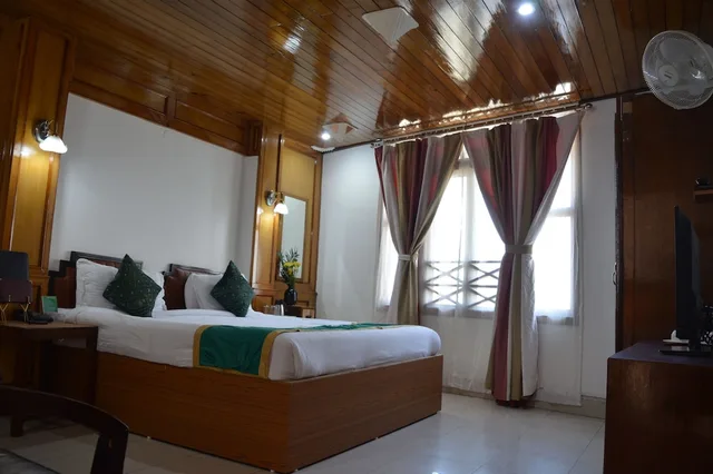 Club, Double Bed, Central Hill Resort Gangtok 2/6