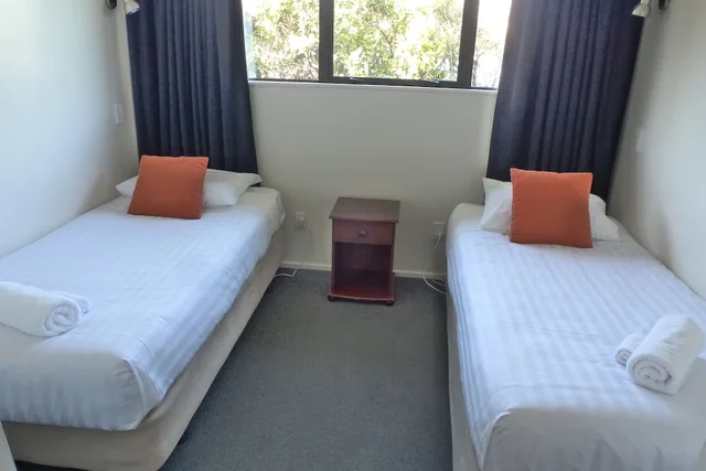3 Bedrooms, King Bed, 4 Beds, Asure Adcroft Motel 5/10