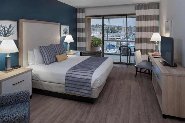 غرفة قياسية بسرير كينج بإطلالة على المرسى في الطابق الأرضي، Bay Club Hotel & Marina 1/1