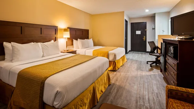 غرفة بسريرين كوين بمطبخ صغير، SureStay Hotel by Best Western Orange 4/8
