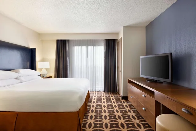 جناح بسرير كينج بغرفتين مع أريكة، The Signature Suites 2/6