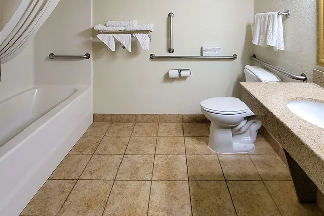 غرفة قياسية بسرير كينج مع أريكة، Comfort Inn & Suites Shakopee Downtown Area 6/8