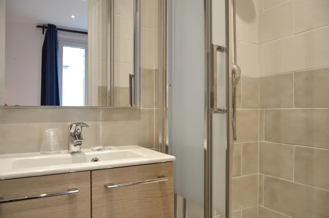 غرفة كومفورت ثلاثية بسرير مزدوج وسرير فردي، HOTEL DE LA PERDRIX ROUGE 4/8