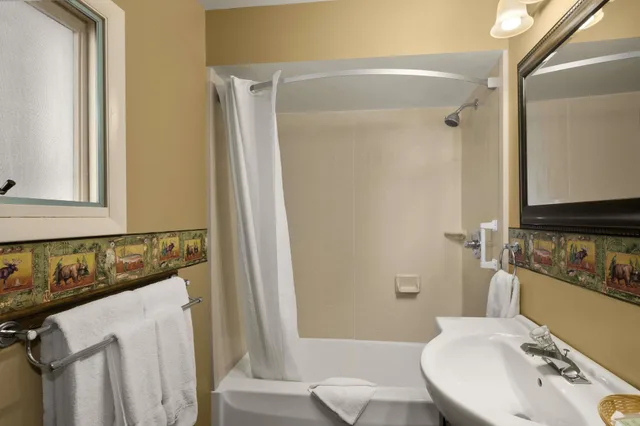 غرفة بسريرين مزدوجين، Super 8 By Wyndham Lake George/Downtown 4/5