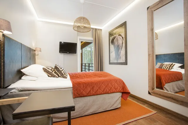 غرفة بسرير كوين بشرفة مع أريكة، Dyreparken Safarihotell 5/10