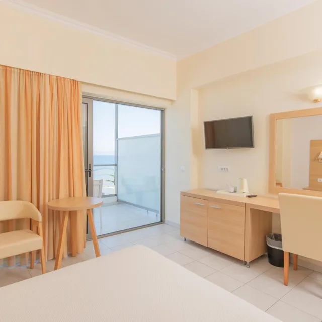 غرفة بسريرين منفصلين بإطلالة على المسبح، Belair Beach Hotel 4/6