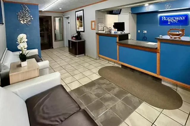 غرفة بسريرين كوين، Rodeway Inn Emporia 1/1