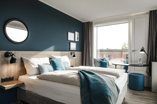 غرفة قياسية بسريرين منفصلين في طابق مرتفع، HARBR. hotel Konstanz 2/8