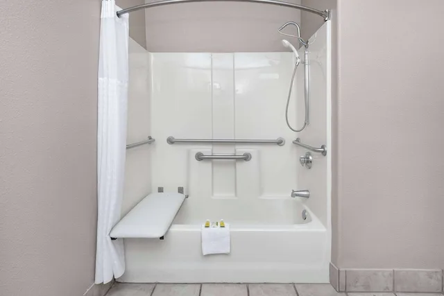 غرفة بسرير كينج لذوي الإعاقة، Super 8 by Wyndham New Braunfels I-35 4/4