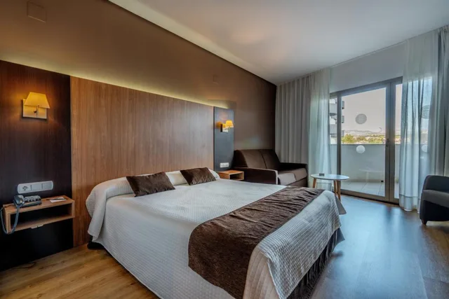 غرفة بسرير مزدوج أو سريرين منفصلين بإطلالة على المسبح، Albir Playa Hotel And Spa 1/1