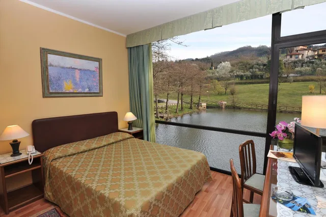غرفة بسرير مزدوج أو سريرين منفصلين بإطلالة على البحيرة، Hotel Lago Verde 3/6