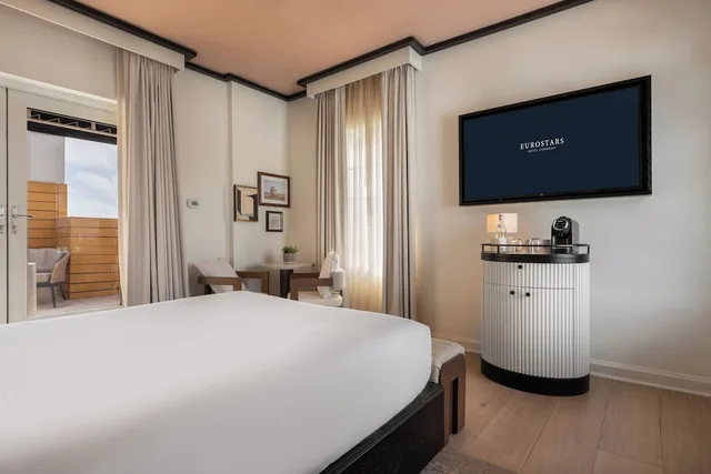 غرفة بريميوم مفردة بسرير كوين بإطلالة جزئية على البحر، Eurostars Winter Haven 2/7