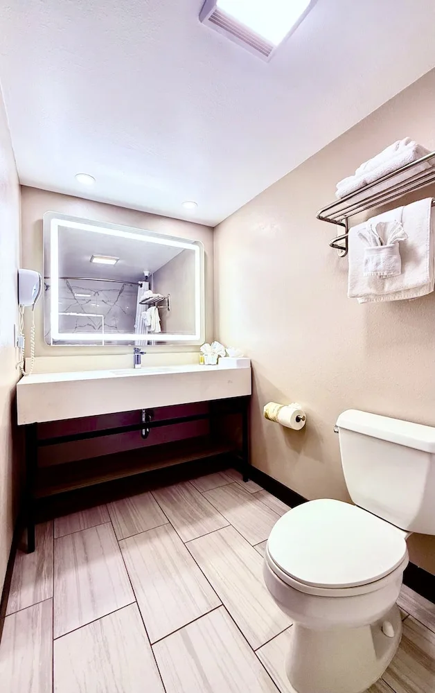 Room, King Bed, Sofa, Accessible, Days Inn By Wyndham Los Angeles Lax Redondo Manhattan Beach 8/10