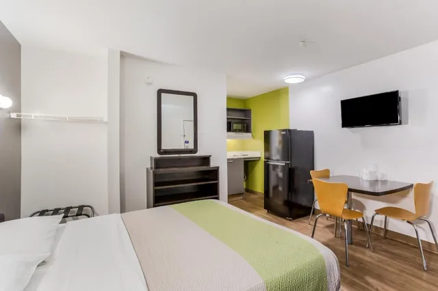 غرفة بسرير كينج للمدخنين بمطبخ، Studio 6 Extended Stay - Jacksonville, FL - South 1/5