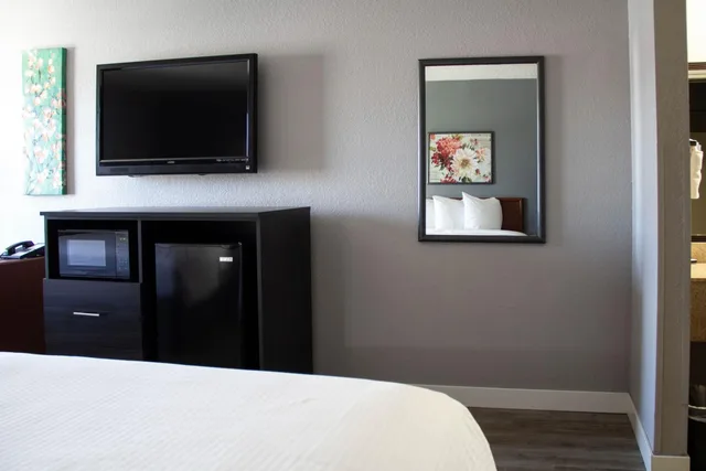 Room, King Bed, New Victorian Inn Suites Sioux City 3/10