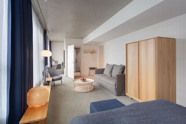 جناح جونيور، ZANDER K HOTEL 1/2