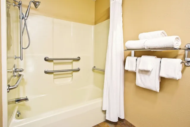 غرفة قياسية بسرير كينج لذوي الإعاقة، Holiday Inn Express Suites Wabash 3/3