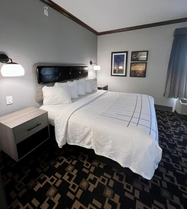 غرفة بسرير كينج وسرير كوين بحوض استحمام لذوي الإعاقة، La Quinta Inn & Suites by Wyndham Big Spring 1/5