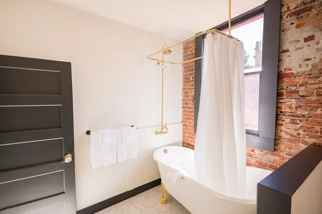 Deluxe, Single, King Bed, City View, Speakeasy Suites 4/5