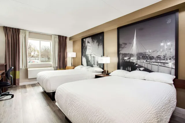 Efficiency, 2 Queen Beds، Super 8 by Wyndham Winnipeg West 3/7